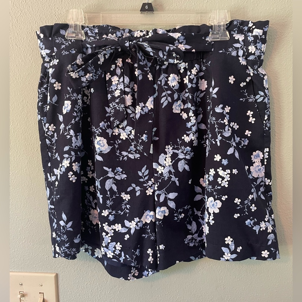 NWT navy floral print paper bag waist tie-belt shorts, size XL